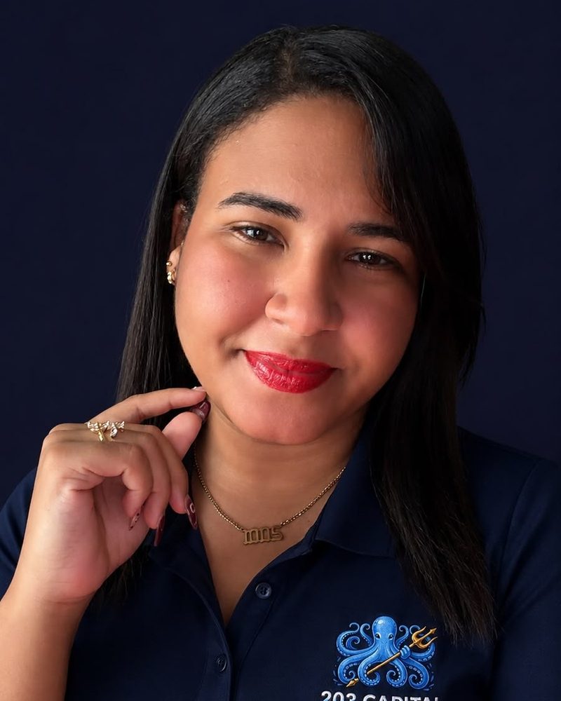 Colaboradora encargada de atención al cliente en 203 Capital Group